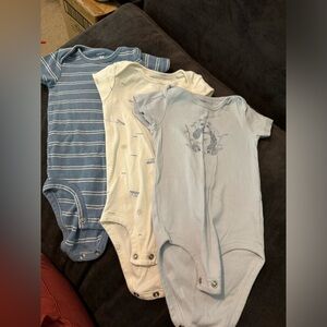 NWOT Carter’s 9 month onesies blue & white